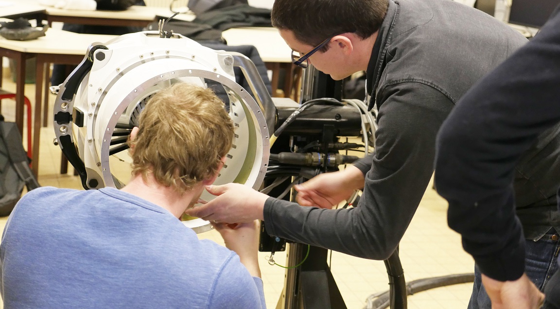 Etudiants du MS travaillant sur un moteur d'avion