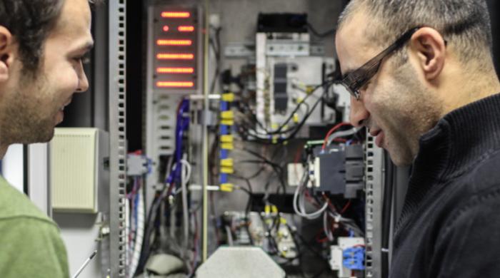 Visuel de 2 personnes travaillant devant un équipement électronique