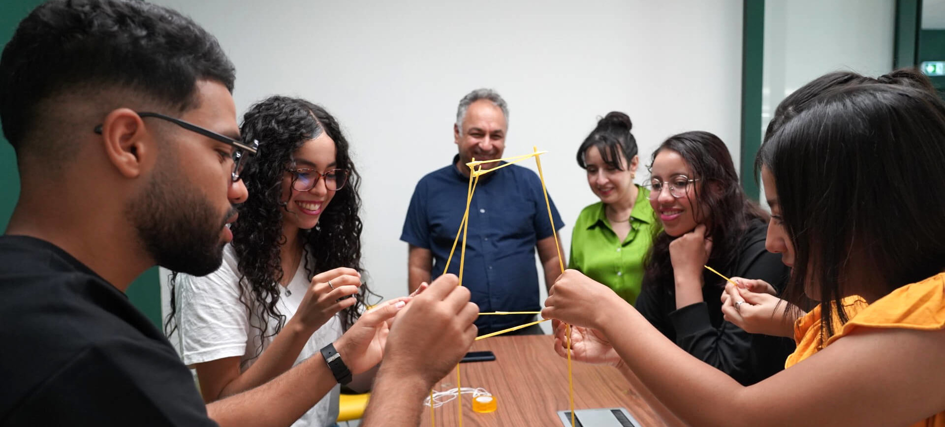 Au programme : Hackathon créatif : une immersion dans l’univers de l’idéation et de l’innovation, qui a stimulé leur imagination, renforcé leur esprit d’équipe et transformé la compétition individuelle en dynamique collaborative. Jeux de créativité et d’innovation : des ateliers pratiques qui leur ont permis de développer leur capacité à proposer des solutions originales, à tester leurs idées et à les confronter aux autres. 🌟Ces activités leur ont donné l’occasion de : • cultiver leur pensée critique et